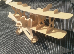 Produktfoto Flugzeug Bausatz aus Pappe